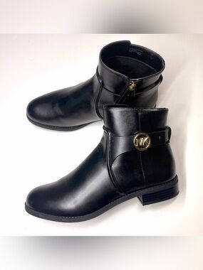 Michael Kors Women’s Carmen flat ankle booties in black faux leather Size- 8.5 M